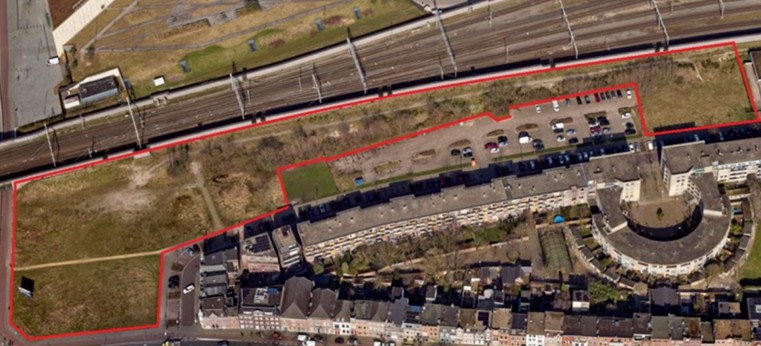 Luchtfoto van het braakliggende terrein aan de Spoorstraat in Breda dat een groene opknapbeurt krijgt