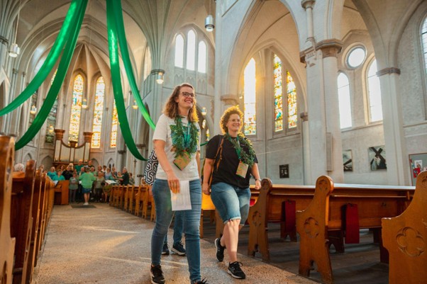 Deelnemers van Expeditie Breda wandelen door een historische kerk tijdens een ontdekkingstocht langs bijzondere locaties in Breda.