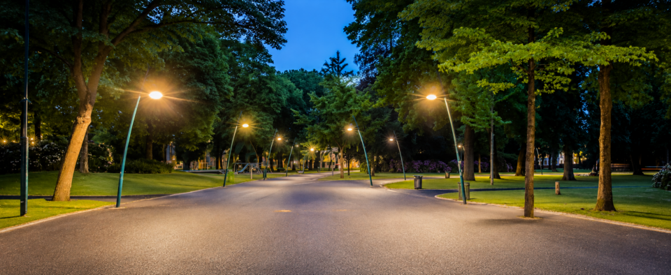 Park Valkenberg Breda in de avond met openbare verlichting