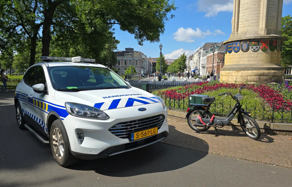Handhavingsvoertuig in het Stationskwartier Breda