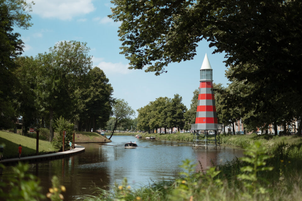Singels van Breda met de rood-witte vuurtoren bij het Stationskwartier